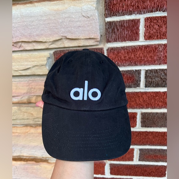 ALO Yoga Black Cap - Picture 1 of 2